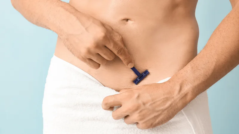 Nam giới nên cân nhắc tình trạng da, mục đích cá nhân và mức độ nhạy cảm trước khi chọn cạo sạch hay chỉ tỉa gọn.