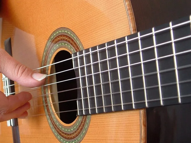 Nhạc acoustic khác biệt nhờ cách phối tối giản, ít hiệu ứng và tập trung vào giọng hát thật.