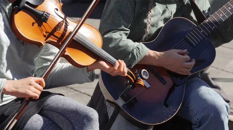 Guitar, piano, cajon và violin là những nhạc cụ phổ biến trong biểu diễn acoustic.