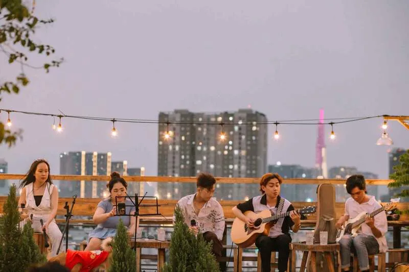 Acoustic phù hợp với nhiều đối tượng nhờ sự nhẹ nhàng, gần gũi và dễ nghe.