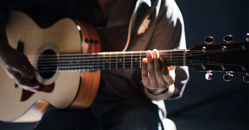 Acoustic gắn liền với lịch sử biểu diễn bằng giọng hát thật và nhạc cụ mộc.