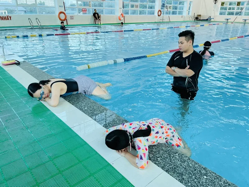 Lịch tập theo từng tuần giúp người mới tiến bộ từ làm quen nước đến bơi hoàn chỉnh.
