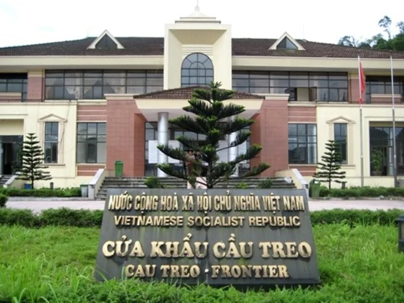 Các cửa khẩu như Cầu Treo, Lao Bảo, Nậm Cắn và Tây Trang đóng vai trò quan trọng trong giao thương giữa hai nước.