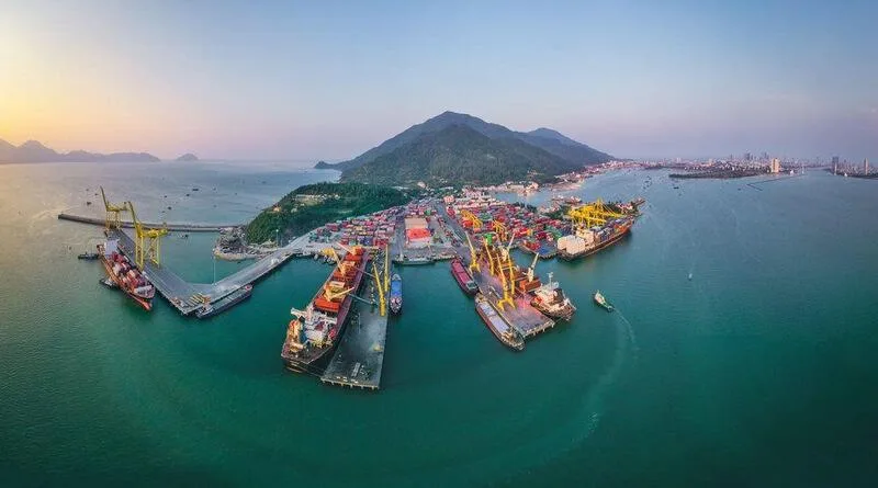 Biển Đông mang lại cho Việt Nam nhiều lợi thế về kinh tế biển, thủy sản, du lịch, cảng biển và tuyến hàng hải quốc tế.