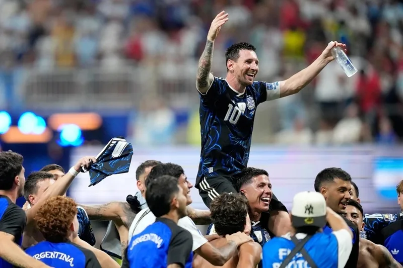 Messi tiếp tục là trung tâm trong lối chơi của Argentina nhờ khả năng nhận bóng giữa các tuyến, kiến tạo và kiểm soát nhịp độ.