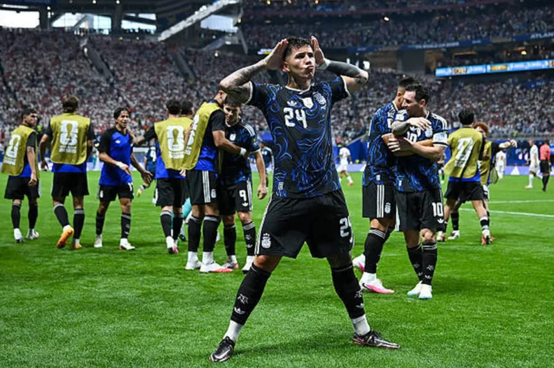 Enzo Fernández trở thành động cơ tuyến giữa với khả năng thu hồi bóng, phát triển tình huống và ghi bàn từ tuyến hai.