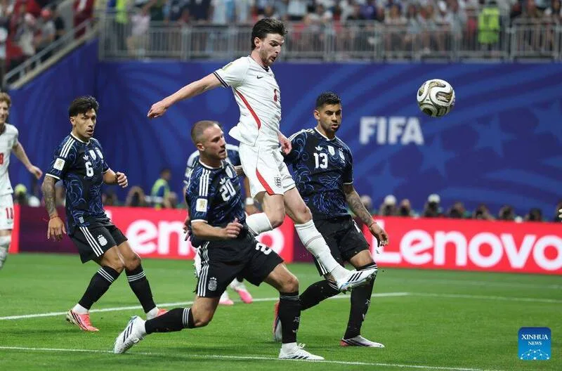 Hàng thủ Argentina thi đấu quyết liệt nhưng vẫn để lộ khoảng trống phía sau hai hậu vệ biên khi đội hình dâng cao.