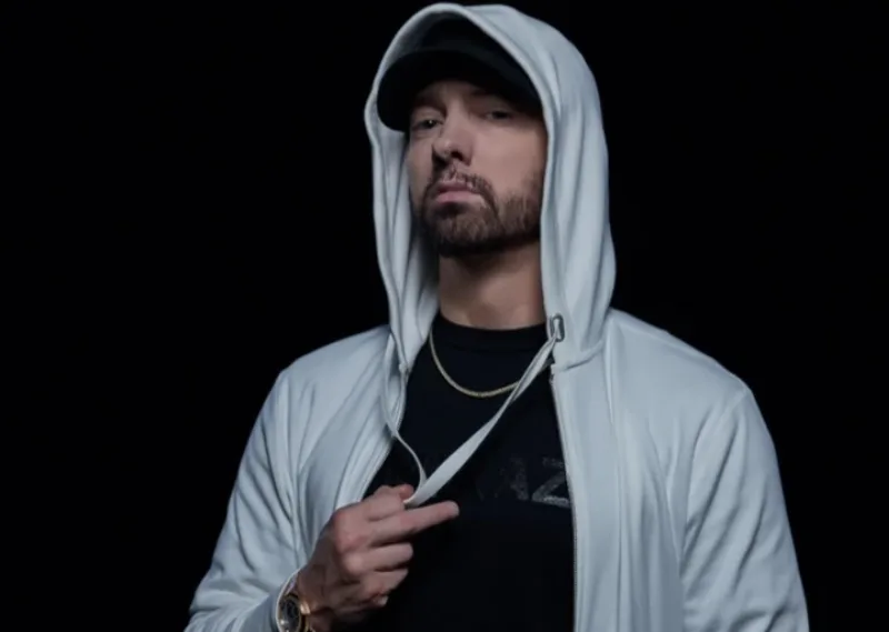 Marshall Bruce Mathers III sử dụng nghệ danh Eminem, được hình thành từ cách phát âm hai chữ cái đầu M&M trong tên Marshall Mathers.