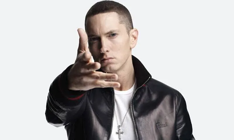 Là một rapper da trắng bước vào môi trường hip-hop giàu tính cạnh tranh, Eminem phải chứng minh vị thế bằng kỹ năng rap battle và khả năng sáng tác thực tế.