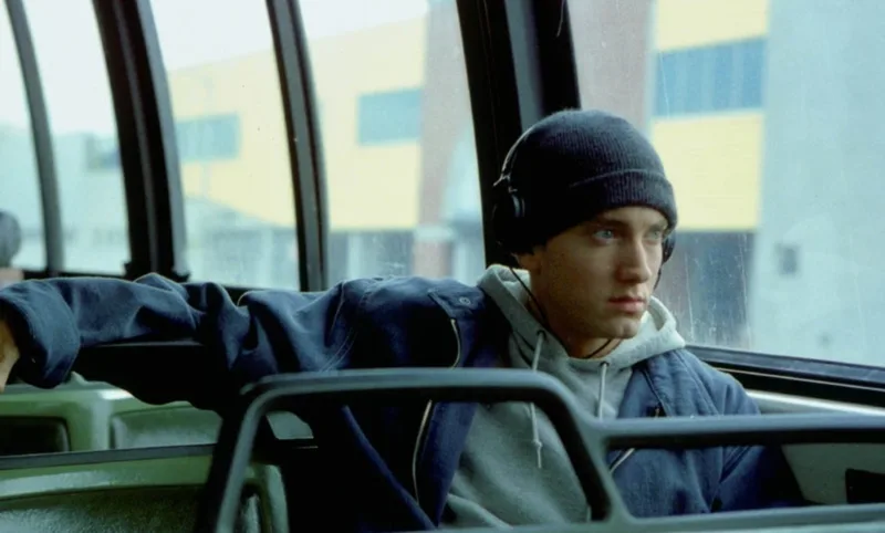 Eminem trải qua thời niên thiếu nhiều biến động, thường xuyên di chuyển giữa Missouri và Detroit trước khi bỏ học và theo đuổi âm nhạc.