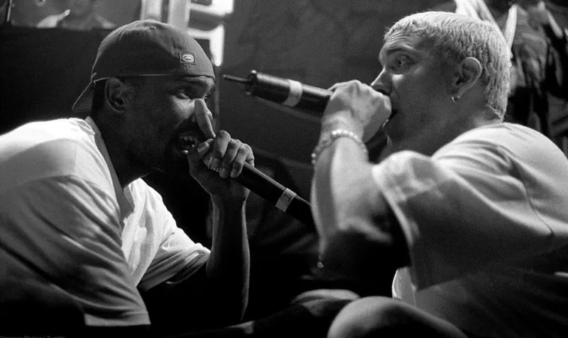 Eminem thường sử dụng vần đa âm tiết, vần nội, đảo nhịp và những chuỗi từ phức tạp để tạo nên cấu trúc rap có độ kỹ thuật cao.