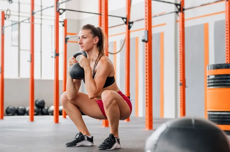 Tư thế Goblet Squat chuẩn xác giúp phát triển cơ đùi và mông cho người mới bắt đầu.