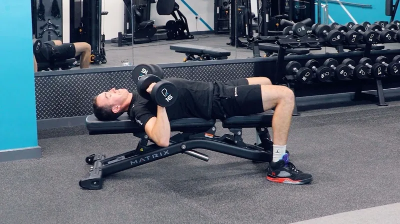 Sử dụng tạ đơn trong bài tập đẩy ngực giúp gymer mới dễ dàng kiểm soát biên độ và sửa lỗi lệch cơ.