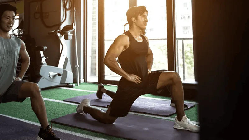 Khởi động kỹ từ 5 - 10 phút trước buổi tập giúp làm nóng các khớp và ngăn ngừa chấn thương.