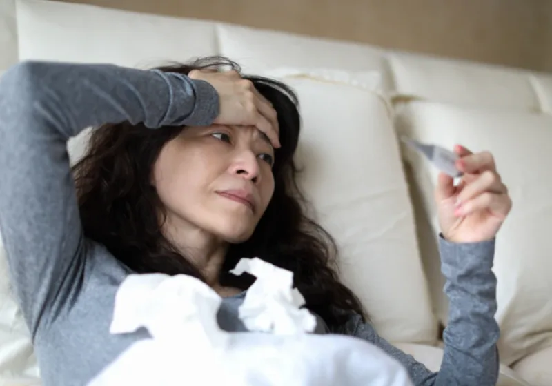 Người lớn sốt cao kéo dài hoặc kèm triệu chứng bất thường cần được khám sớm