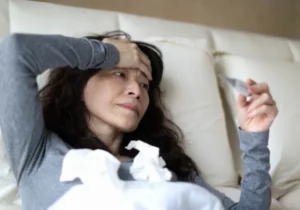 Sốt bao nhiêu độ thì nguy hiểm ở người lớn và trẻ em? 