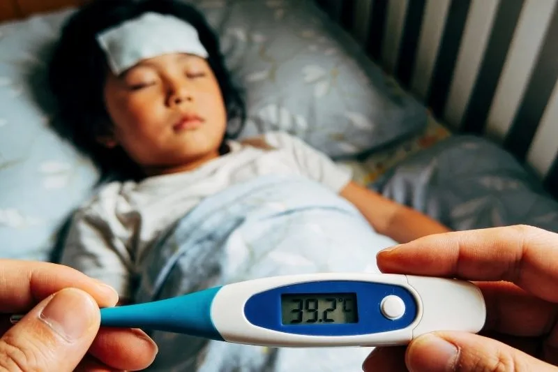 Trẻ nhỏ cần được theo dõi sát theo độ tuổi và mức nhiệt khi bị sốt