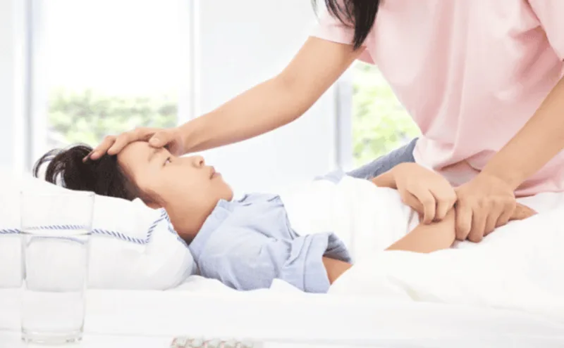 Nghỉ ngơi, uống đủ nước và theo dõi toàn trạng là nền tảng chăm sóc người sốt