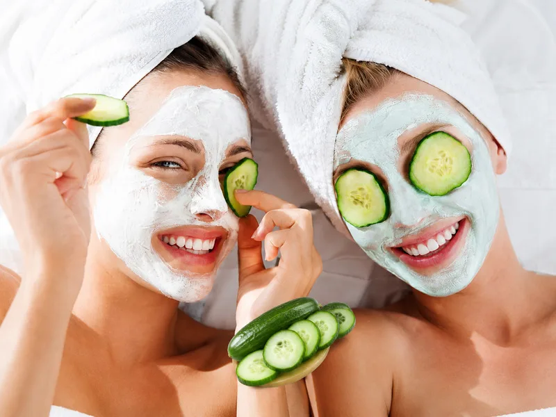 Đắp dưa leo lên mặt có thể tạo cảm giác mát, dễ chịu và hỗ trợ làm mềm bề mặt da tạm thời.