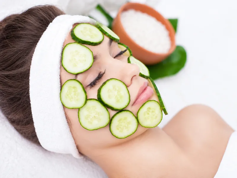 Đắp mặt nạ dưa leo đúng cách giúp tăng cảm giác thư giãn và hạn chế nguy cơ kích ứng da.