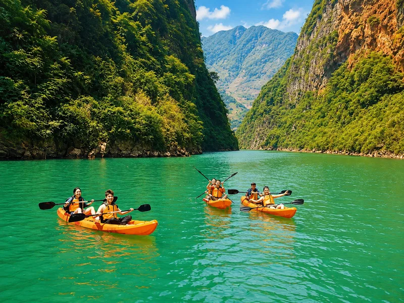 Chèo thuyền kayak vừa là hoạt động thể thao ngoài trời vừa mang lại cơ hội thư giãn và khám phá thiên nhiên.