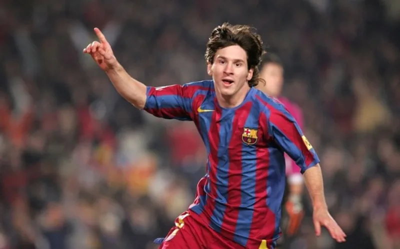 Messi thời trẻ thường xuất phát bên cánh phải trước khi ngoặt vào trung lộ bằng chân trái.