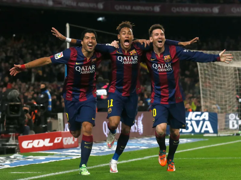 Trong bộ ba MSN, Messi xuất phát lệch phải nhưng thường bó vào trung lộ để phối hợp cùng Suárez và Neymar.