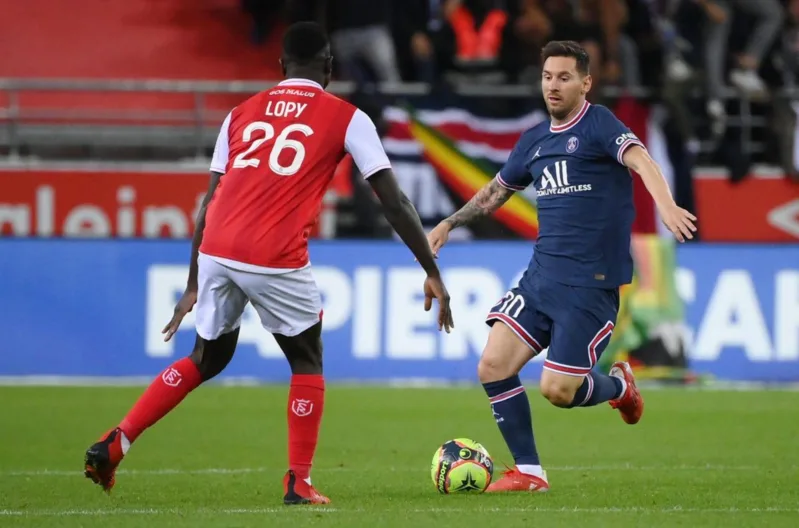 Tại PSG, Messi thường hoạt động tự do lệch phải và lùi sâu kiến tạo cơ hội cho các tiền đạo phía trên. Tại PSG, Messi thường hoạt động tự do lệch phải và lùi sâu kiến tạo cơ hội cho các tiền đạo phía trên.