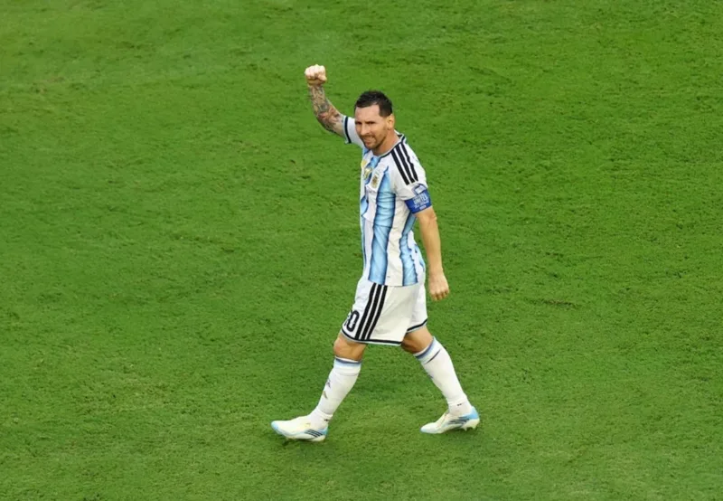 Trong màu áo Argentina, Messi thường chơi phía sau hoặc bên cạnh trung phong để kiến tạo và trực tiếp dứt điểm.