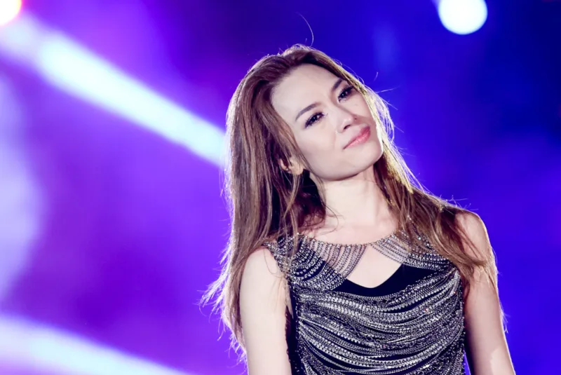 Những bản ballad Việt Nam thường khai thác tình yêu, chia ly, nỗi nhớ và cảm xúc tuổi trẻ