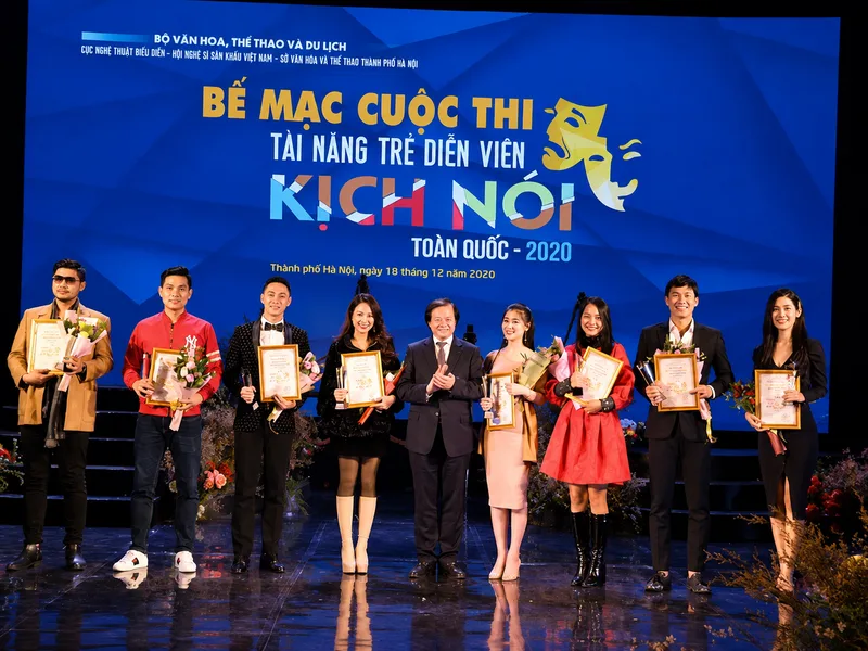 Việt Hoa từng giành Huy chương Vàng với vai Phồn Y trong vở Lôi Vũ, đánh dấu năng lực nổi bật trên sân khấu kịch nói.