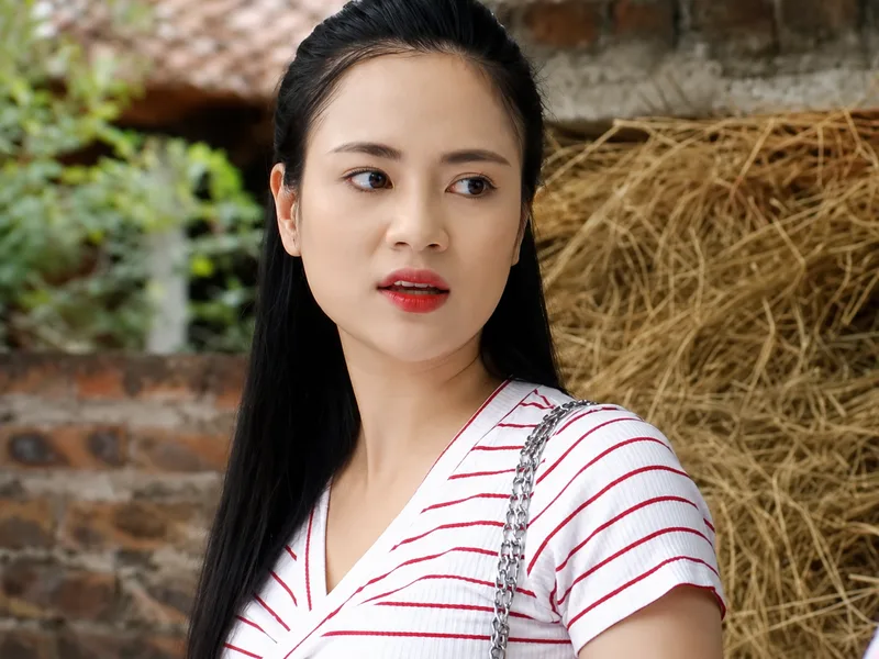Hành trình phim ảnh của Việt Hoa trải dài từ vai Đào trong Cô gái nhà người ta đến những nhân vật nhiều góc khuất trong các dự án mới.
