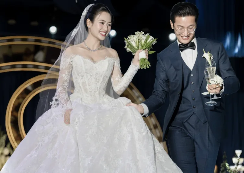 Lễ cưới của Việt Hoa và Vương Trọng Trí đánh dấu cái kết đẹp cho hành trình yêu kéo dài nhiều năm.