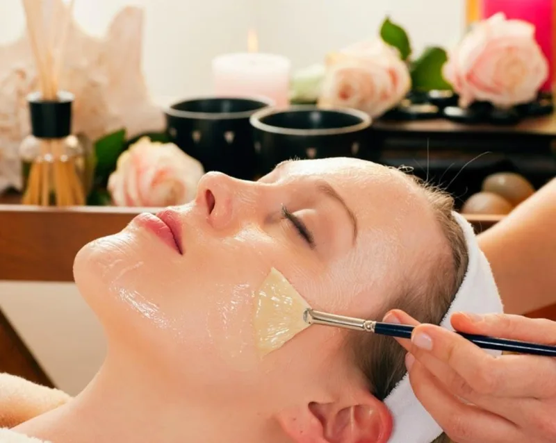 Mật ong hỗ trợ dưỡng ẩm và làm dịu da mặt tại nhà
