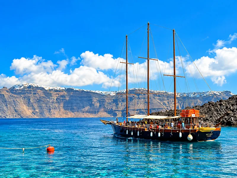 Du thuyền khám phá vùng vịnh caldera khi du lịch Santorini